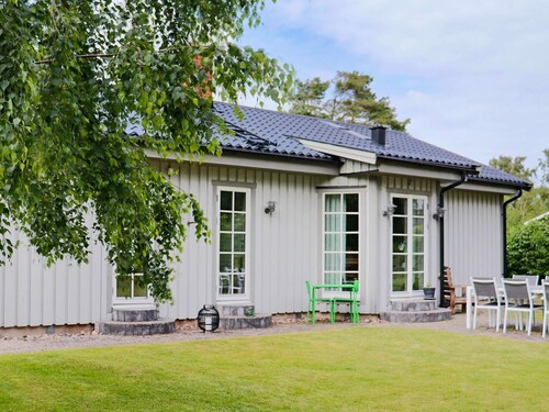 Modern Holiday Home With Garden-by Traum