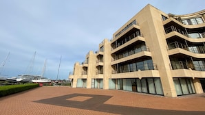 Un edificio moderno con varios balcones y ventanas amplias, probablemente un hotel o conjunto de apartamentos.