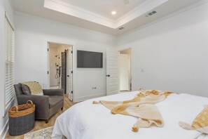 4 bedrooms, desk, iron/ironing board, travel cot - Luxury Heated Pool Home 3 King Beds 15min To Beach (Pensacola)