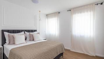 2 عدّة غرف نوم وطراز فريد لكل وحدة وملاءات أسرّة