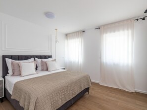 2 bedrooms, individually furnished, bed sheets - Luxury Home With Terrace and Bubble Bath (Podstrana)