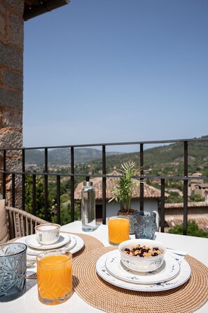 Daily cooked-to-order breakfast (EUR 15 per person) - Petit Biniaraix  (Sóller)