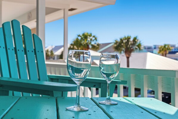 Property grounds - PCB Condo - Pool, 3-Min Walk to Beach, King Bed, WiFi, Coffee Bar & Beach Gear! (Panama City Beach)