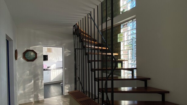 A staircase with a modern design, leading to an upper floor. - Ferienhaus Eschborn, Frankfurt, Messe (Eschborn)