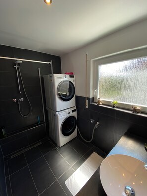 Dusche, Haartrockner, Handtücher, Seife