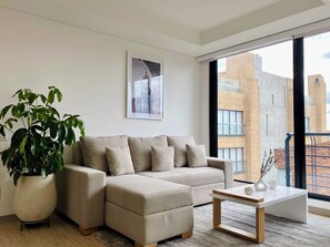 Apartamento, 2 quartos (705) | Área de estar | Smart TV 40 polegadas com canais a cabo