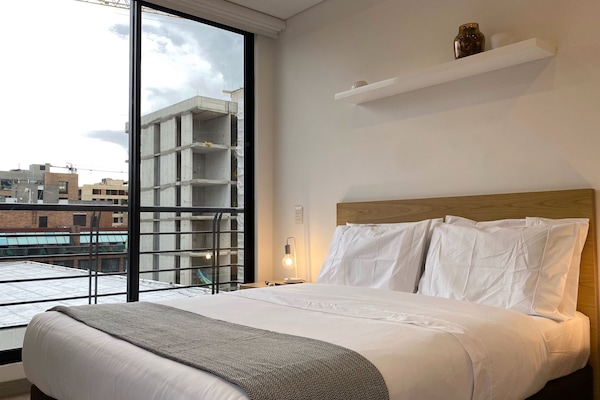 Tabla de planchar con plancha, wifi gratis y ropa de cama