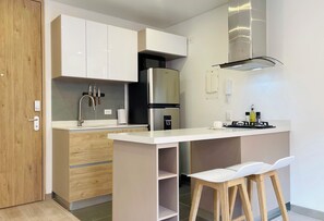 Apartamento (504) | Cozinha privada | Geladeira, micro-ondas, fogão, cafeteira/chaleira