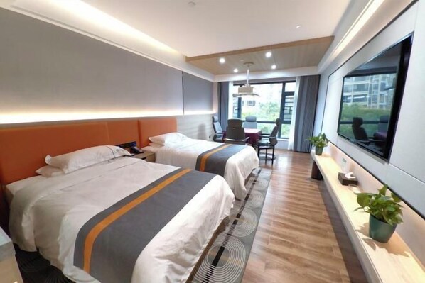 Een moderne hotelkamer met twee bedden, een bureau en een televisie.