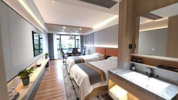 Habitación de hotel moderna con dos camas, un espejo grande, lavamanos integrado y vistas al exterior.