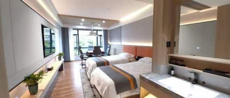 Habitación de hotel moderna con dos camas, un espejo grande, lavamanos integrado y vistas al exterior.