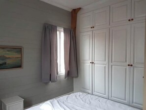 3 bedrooms, iron/ironing board, travel cot, WiFi - Charming sea house with private sauna & jetty with direct access to the fjord (Vestland)