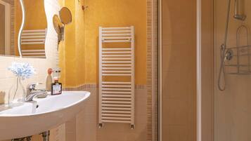 Dusche, Haartrockner, Bidet, Handtücher