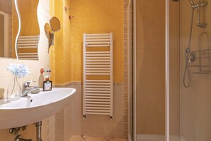 Douche, sèche-cheveux, bidet, serviettes fournies
