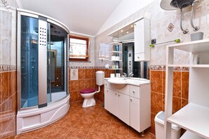 Bathroom - Villa mit Pool und Klimaanlage (Galižana)