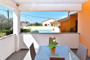 Outdoor dining - Villa mit Pool und Klimaanlage (Galižana)