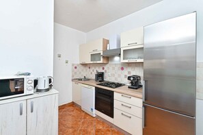 冰箱、微波炉、烤箱、炉灶