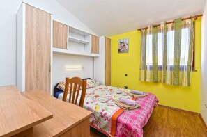 6 habitaciones, tabla de planchar con plancha y cuna de viaje