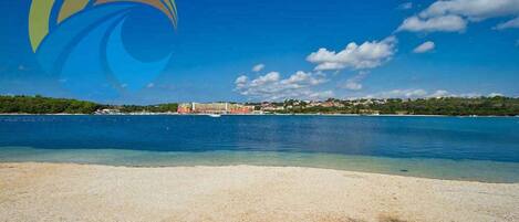 Una spiaggia nelle vicinanze