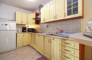 Køleskab, mikrobølgeovn, kogeplade, kaffe-/temaskine