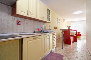 Køleskab, mikrobølgeovn, kogeplade, kaffe-/temaskine