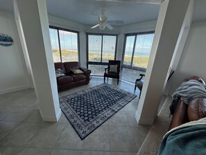 スマートテレビ、暖炉、書庫、PC モニター