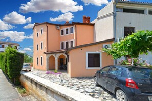 Exterior - Holiday apartment with air conditioning and cozy balcony (Fažana)