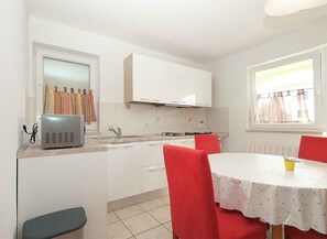 Kjøleskap, mikrobølgeovn, kokeplater og kaffetrakter/tekoker