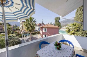 Outdoor dining - Holiday apartment with air conditioning, balcony and pool (Loano)