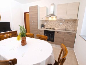 ثلاجة، فرن، موقد طهي مسطح، مستلزمات طهي/أطباق/أوعية