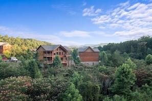 5 bedrooms - Luxury Brand New Cabin 5b 5 5ba w Arcade Theater (Sevierville)