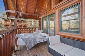 Studio | 3 bedrooms - Stunning Mountain Cabin w Hot tub (Gatlinburg)