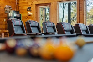 Studio | 3 bedrooms - Stunning Mountain Cabin w Hot tub (Gatlinburg)