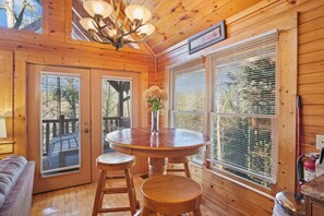 Studio | 3 bedrooms - Stunning Mountain Cabin w Hot tub (Gatlinburg)
