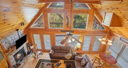 Stunning Mountain Cabin w Hot tub