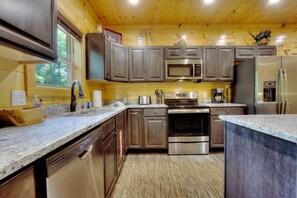 Studio | 5 bedrooms - 5 Master Suites 5 6bath Cabin 5 min to Gsmnp (Gatlinburg)