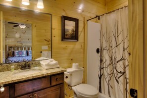 Studio | Bathroom - 5 Master Suites 5 6bath Cabin 5 min to Gsmnp (Gatlinburg)