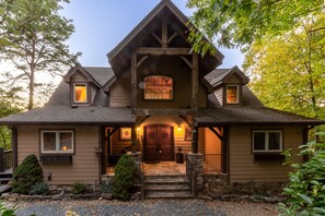 Studio | 5 bedrooms - Lake Views Luxury Hottub Game Rm 5bed 4 5bath (Bryson City)