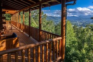 Studio | 4 bedrooms - Luxury 4200 Sqft Log Cabin on 50 Acres Sleeps 16 (Waynesville)
