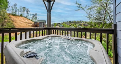 Brand New 4 4 Minutes to Dollywood w Hottub