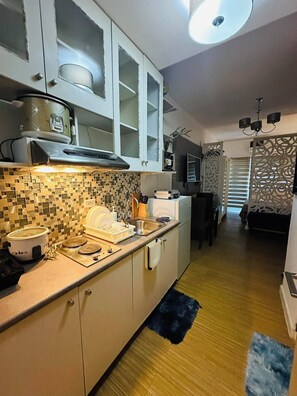 Private kitchen - Taguig 1 Bedroom with Balcony Near Bgc (Taguig)