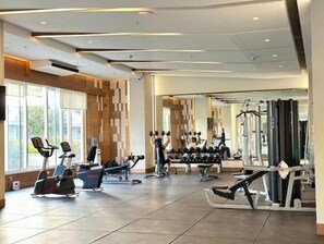 Fitness facility - BGC view, Big Pools , Gym, Picnic Area, 100 MBPS Internet (Pasig)