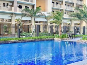 Pool - BGC view, Big Pools , Gym, Picnic Area, 100 MBPS Internet (Pasig)