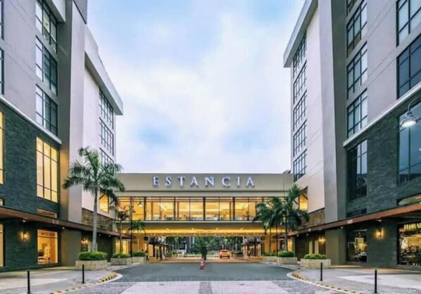 Exterior - BGC view, Big Pools , Gym, Picnic Area, 100 MBPS Internet (Pasig)