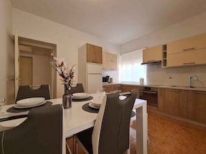 Fridge, microwave, oven, stovetop - Holiday apartment with air conditioning (Pula)