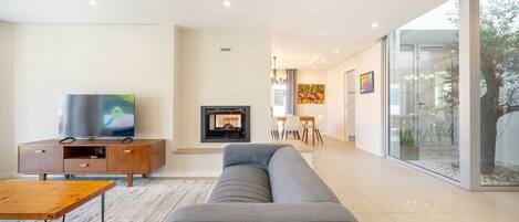 Fernseher, Kamin, Tischtennisplatte, Bücher