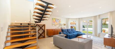 تلفزيون، مدفأة، تنس طاولة، كُتُب