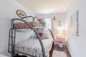 3 bedrooms, desk, iron/ironing board, travel cot - Sunset Alley Cottage - Cozy 3-bedroom cottage with WiFi, AC in charming Beulah (Beulah)