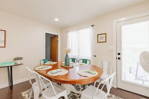 Dining - Sunset Alley Cottage - Cozy 3-bedroom cottage with WiFi, AC in charming Beulah (Beulah)