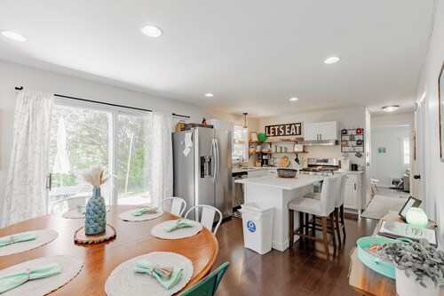 Sunset Alley Cottage - Cozy 3-bedroom cottage with WiFi, AC in charming Beulah